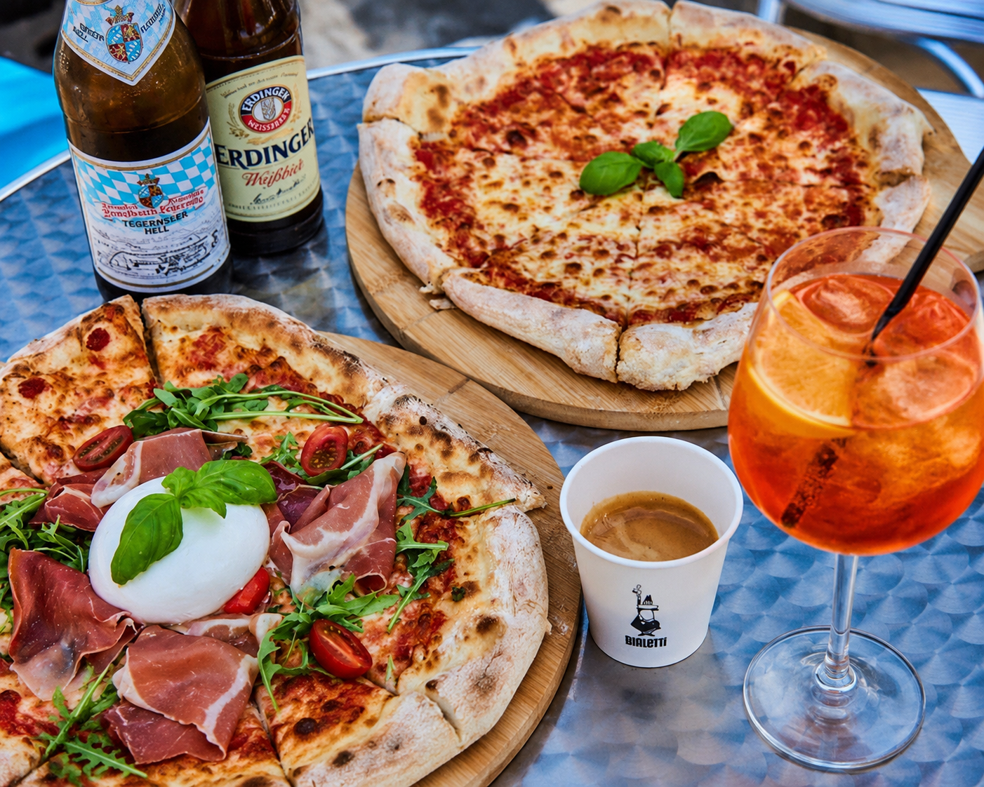 Pizza und Getränke am Abend